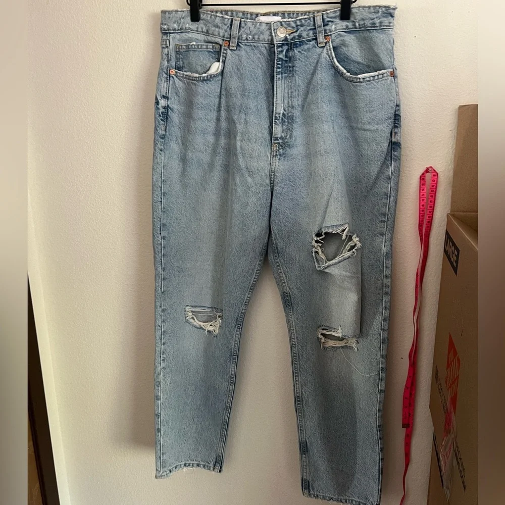 Zara Distressed High-Waisted Jeans | Light Wash | Size US 14 - Picture 2 of 6
